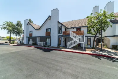 Metro Phoenix All Inclusive Living Отели рядом с достопримечательностью «Университет Деври»