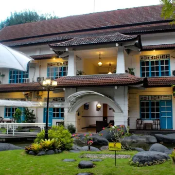 Hotel Merdeka Kediri Các khách sạn gần Ga Kediri
