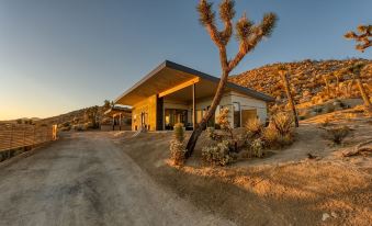 Desert Ridge - Hot Tub, Fire Pit, BBQ, Out Door Shower & Incredi 2 Bedroom Home by RedAwning