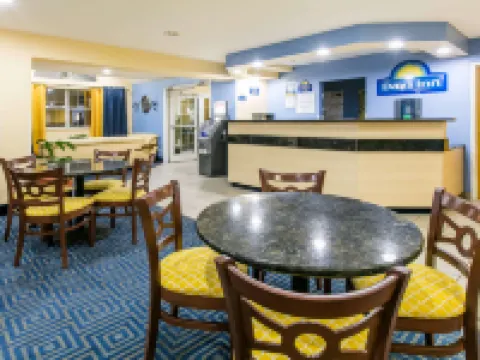 Days Inn & Suites by Wyndham Pryor Hotels in Mayes County