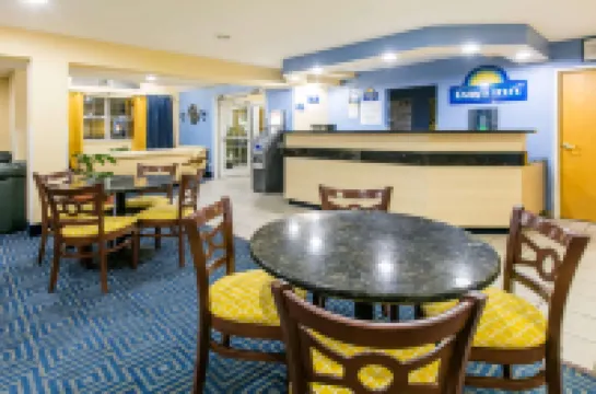 Days Inn & Suites by Wyndham Pryor