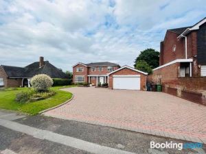 Lovely 10-Bed House in Birmingham with a Big Drive