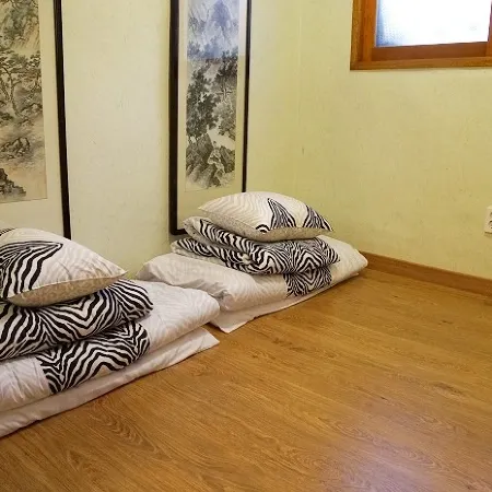 Jeonju Haemil Guesthouse Отели рядом с достопримечательностью «Jeondong Catholic Church»