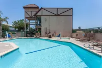 Howard Johnson by Wyndham Norco - Pool