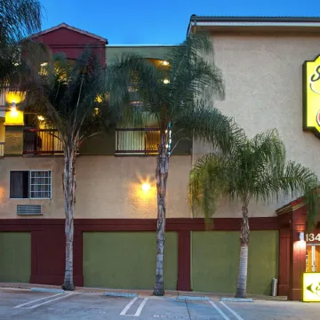 Super 8 by Wyndham Los Angeles Downtown Отели рядом с достопримечательностью «Стадион «Доджер-стэдиум»»