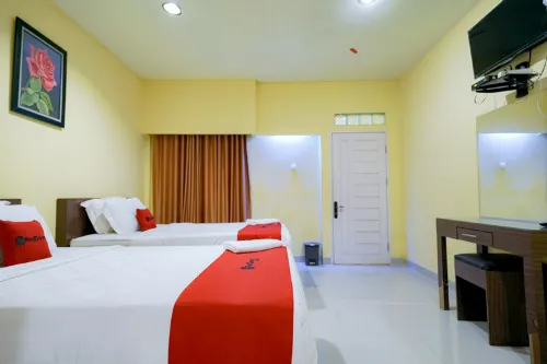 RedDoorz Plus @ Jalan FL Lumban Tobing Sibolga Hotels in Sibolga City