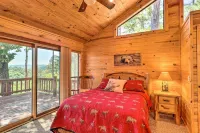 Peaceful Cabin w/ Deck + Scenic Mtn Views! - chambre d’hôtes