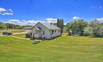 Quaint and Scenic Country Cottage, 3 Mi to New River