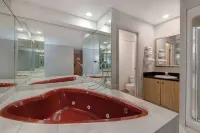 Days Inn by Wyndham Niagara Falls Near the Falls - Hot Tub