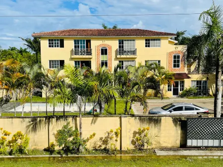 Lovely 2 Bedroom Condo with Pool and Hot Water