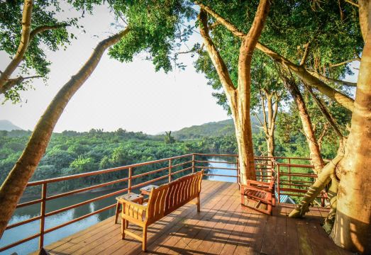 콰에 노이 강변 풍경