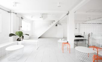 Flat White Cafe x Poshtel