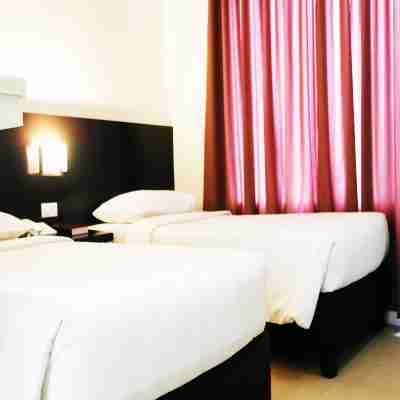 Manhattan Suites Inn Rooms