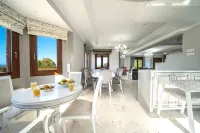 Karyo Villa,- 4Bd, 3Min on Foot from the Beach!