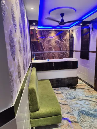 Hotel TIP Top Residency Отели рядом с достопримечательностью «Paras Dham Temple»