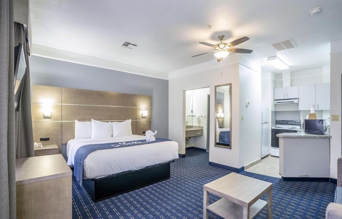 Days Inn & Suites by Wyndham NASA Space Center Houston