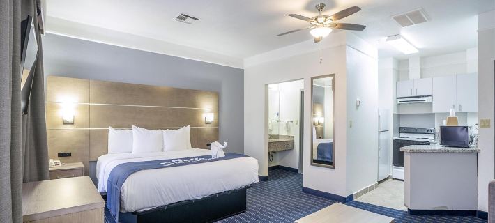 Days Inn & Suites by Wyndham NASA Space Center Houston Hotele w: Webster