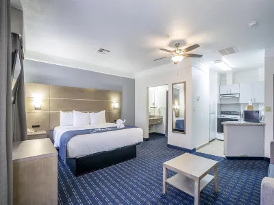 Days Inn & Suites by Wyndham NASA Space Center Houston Hotel di Nassau Bay