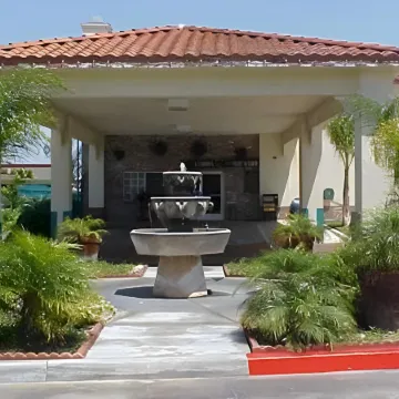 Days Inn & Suites by Wyndham South Gate