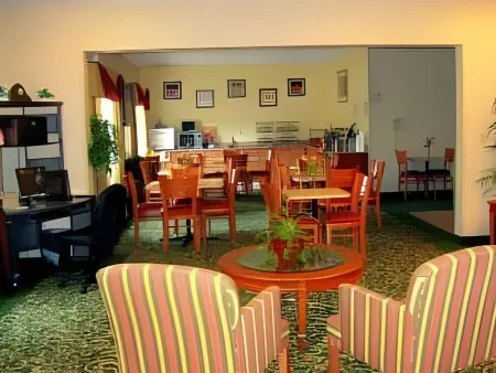 Fairfield Inn & Suites Chicago Tinley Park Отели рядом с достопримечательностью «Заказник Баттерфилд Крик Хедуотерс Ленд энд Уотер»