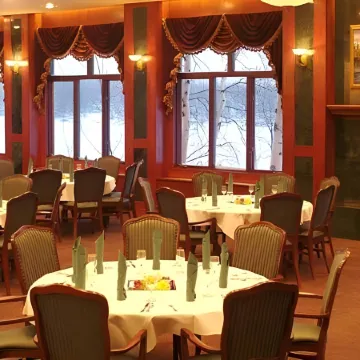 Pike's Waterfront Lodge