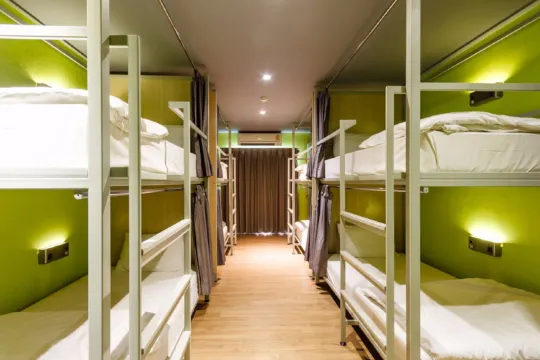 เตียงในหอพักรวมชายหญิง 8 เตียง