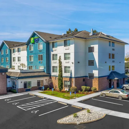 Holiday Inn Express & Suites PORTLAND-JANTZEN BEACH by IHG