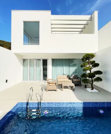 Princess White Leaf Villa Отели в г. Конджу