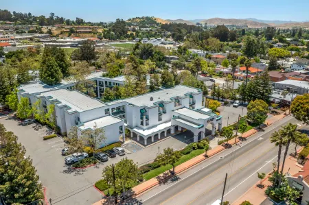 Quality Suites Downtown San Luis Obispo Отели рядом с достопримечательностью «Государственный университет Калифорния Политекник»