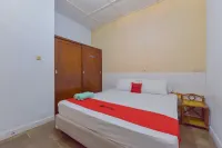 RedDoorz at House of Dirga Cisarua Puncak Hotels in Cisarua