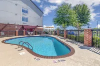 Best Western Plus Lake Lanier Gainesville Hotel  Suites - piscine