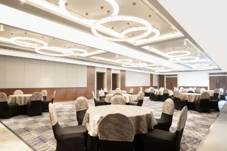 Radisson Hotel Vrindavan Отели рядом с достопримечательностью «Sri Radhavallabh Vrindavan Temple»