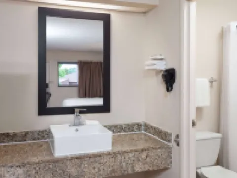 Travelodge by Wyndham Peoria Hotels in Peoria