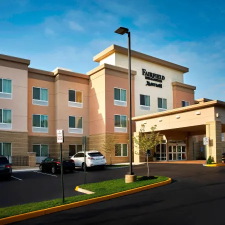 Fairfield Inn & Suites Alexandria Отели рядом с достопримечательностью «Маяк Джонс-Пойнт»