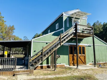 Barn Loft on Gated Farm Отели в г. Чикод