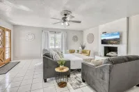 🌴14 GUESTS/FULL KITCHEN/BACKYARD/5 ROOMS Hotels near El Paso Mission Trail Association