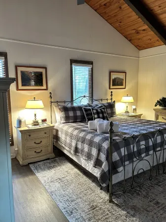 NEW Papa's Place on 1st hole Linville Land Harbor Pet Friendly