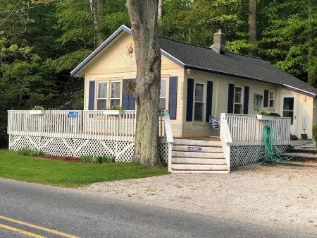 Cozy cottage overlooking Hamlin Lake, a few minutes from downtown!