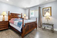 6bdr/4bath tropical paradise with heated pool and lanai, 1 mile from the beach
