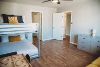 Comfy Casita, centrally located, pool, game room, sleeps 10!