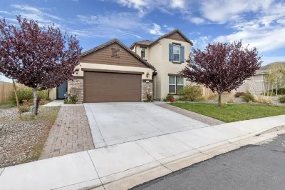 Huge 5-bedroom 4 bath-30 minutes to Lake Tahoe-Outdoor Oasis