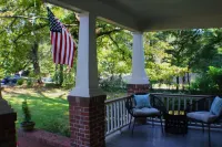 Charming 2 Bed/2Bath Newly Renovated-Location!