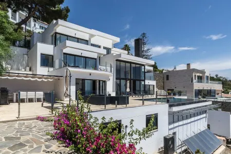 Beautifully located luxury private villa with heated pool and jacuzzi Отели рядом с достопримечательностью «Playa Salobreña»