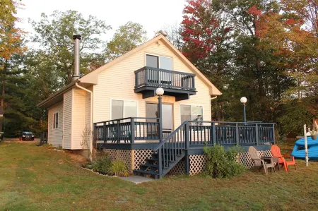 Lakefront cottage with deck and firepit. Pets are welcome!