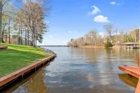 Dog Friendly, 370+ ft of Waterfront, Dock Access and Kayaks!