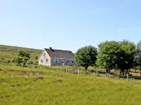 Lovely cosy cottage with stunning loch and mountain views in scenic countryside Hotels in Garve