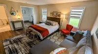 Golfer's Getaway - Luxury Studio Next to 1st Tee