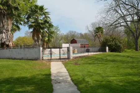 Popular large river home pool, pickelball, basketball, volleyball, nice area