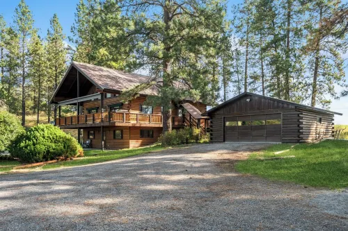 Cabin on 5 acres w/Full Gym, Steam Rm, Hot Tub. Pet Friendly. Near Glacier N.P.