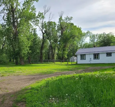 Peaceful house in Highwood Mountains. Private creek access. Large fenced yard.